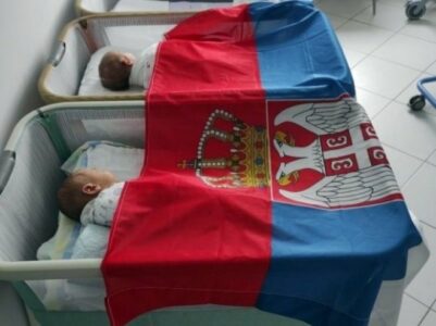 DJECA NAM SE RAĐALA! Tek rođene bebe na KiM ušuškane u srpskoj trobojci (FOTO)