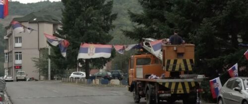 VIJORE SE TROBOJKE Ulice Leposavića okićene uoči proslave Dana srpskog jedinstva (VIDEO)