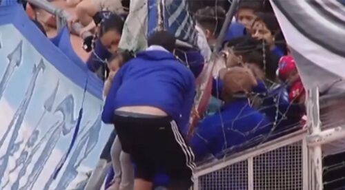 Drama na utakmici: Navijači bebu izvlačili kroz bodljikavu žicu (VIDEO)