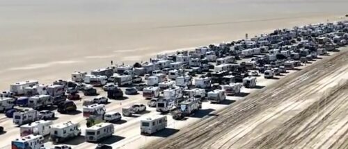 Počelo „izvlačenje“ preko 70.000 ljudi zarobljenih u blatu na festivalu u Nevadi (VIDEO)