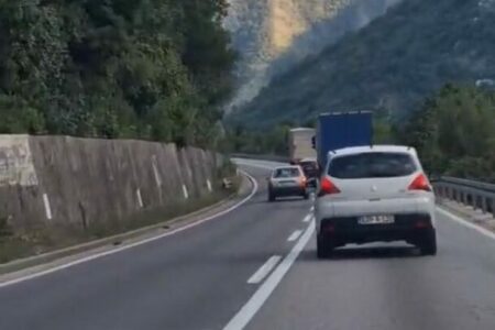Divljačkom vožnjom ugrozio živote: Pogledajte opasno preticanje u krivinama između Jablanice i Mostara (VIDEO)