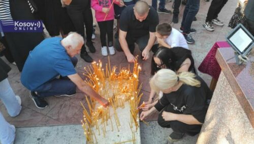 POTRESNI PRIZORI NA KiM Okupljeni građani pale svijeće za svoje stradale sunarodnike (FOTO)