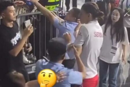 TIJANA BOŠKOVIĆ ODUŠEVILA SVIJET: Policajac je uhvatio za ruku, ona se otrgla kako bi potpisala dres navijaču (VIDEO)