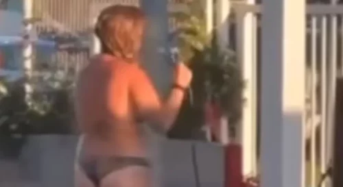 „BOME, SNAŠLA SE…“ Žena se skinula na pumpi u Hrvatskoj, pa istuširala (VIDEO)