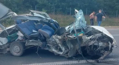 Jezivi snimci nesreće: Auto potpuno smrskan poslije sudara sa kamionom!