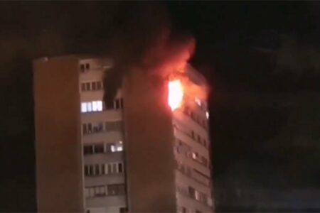 UŽAS U KRAGUJEVCU Izbio požar u zgradi, dvoje mrtvih (VIDEO)