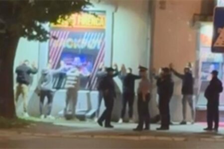 NESVAKIDAŠNJA SCENA Banjalučka policija „pribila“ grupu mladića uz zid kladionice (VIDEO)