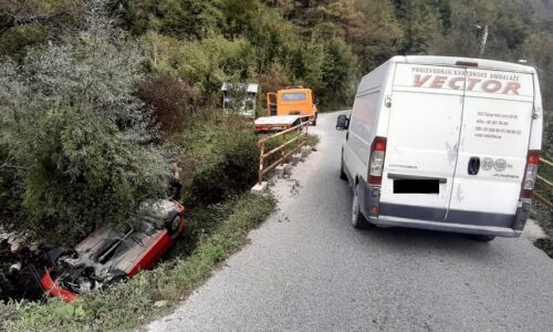 Težak udes kod Kotor Varoša, auto završio u kanalu (FOTO)