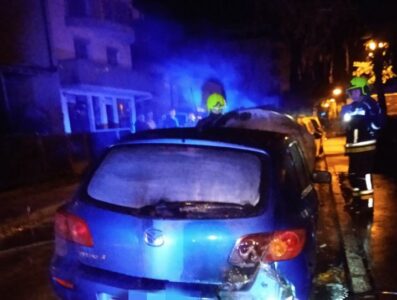 U Banjaluci sinoć izgorjela dva automobila (FOTO)