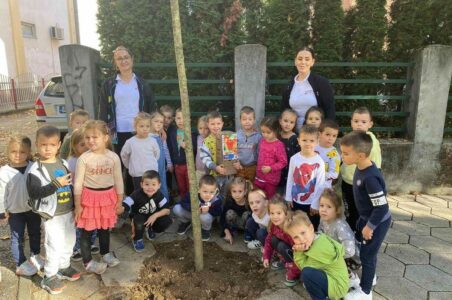 Mališani u drvoredu posadili tulipane „Banja Luka“ (FOTO)