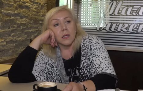 NA KORAK DO POLJUPCA! Teodora Delić i Bebica razmjenjivali nježnosti pred Miljanom Kulić (VIDEO)