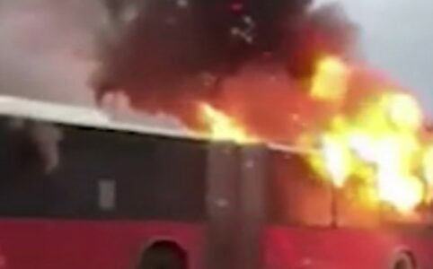 DRAMA U BEOGRADU Izgorio autobus gradskog prevoza (VIDEO)