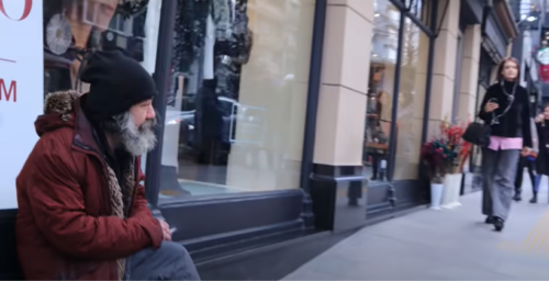 HUMAN GEST Frizer transformisao beskućnika, njegov izraz lica slama srce (VIDEO)