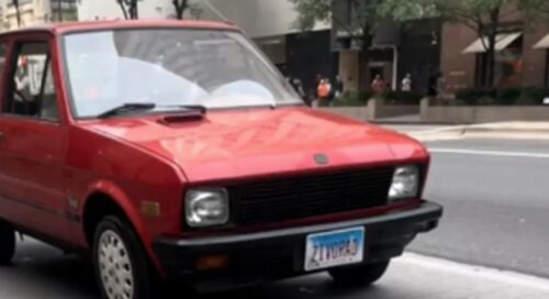 URNEBESNO! „Živorad“ juri ulicama Čikaga dok trešti hit Tine Ivanović (VIDEO)