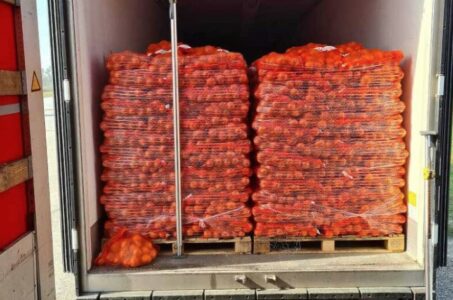 Pokušao da prošvercuje 18 tona krompira u Šamcu, a prijavio samo luk (FOTO)