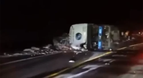 TRAGIČNA NESREĆA Prevrnuo se autobus, 17 osoba poginulo (VIDEO)