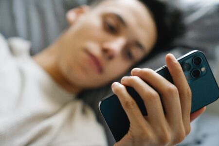 STRUČNJACI OTKRIVAJU KAKO DA SE RIJEŠITI OVE NAVIKE Držanje telefona noću kraj kreveta negativno utiče na san
