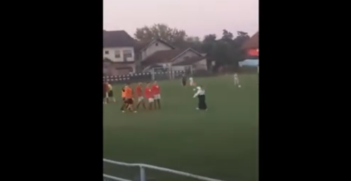 HIT SCENA U GRADIŠCI Fudbaleri napali sudiju, a njegova djevojka ušla na teren da ga brani (VIDEO)