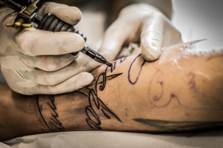 Platio tetovažu preko 50.000 evra pa izazvao burne reakcije (VIDEO)
