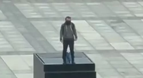 DRAMA U POLJSKOJ Popeo se na spomenik na centralnom trgu i prijetio bombom (VIDEO)