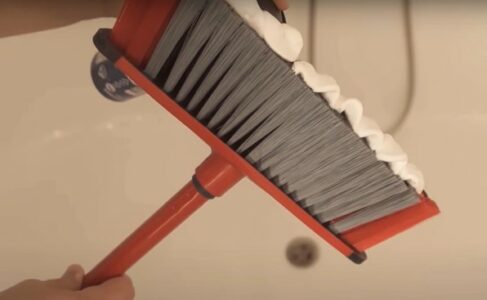 Radi „nevjerovatan posao“: Stavio pjenu za brijanje na metlu i sada svi kopiranju njegov trik za čišćenje (VIDEO)