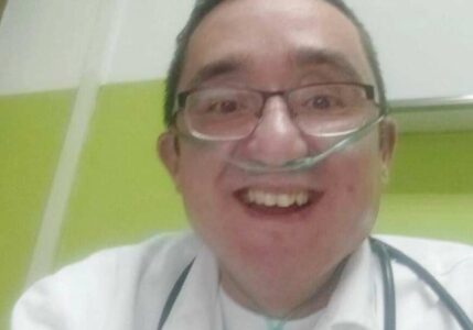 Borba za život mladog Trebinjca: Aleksandar je doktor koji pacijente dočekuje prikačen na kiseonik, ali osmijeh ne skida
