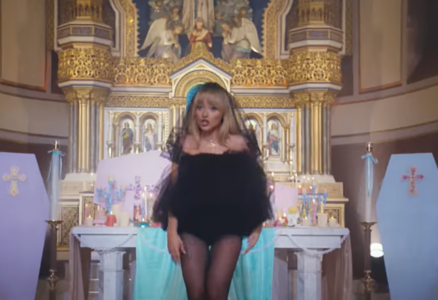 PLESALA ISPRED OLTARA U KRATKOJ HALJINI Pjevačica spotom iz crkve razbjesnila vjernike (VIDEO)