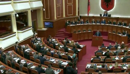 Dimne bombe i barikade u albanskom parlamentu