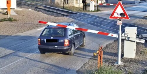 Nesavjesni vozač polomio polubranik u Zalužanima (VIDEO)