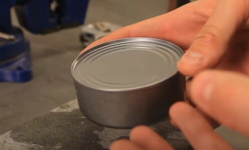 Trik kako brzo i lako otvoriti konzervu bez otvarača (VIDEO)