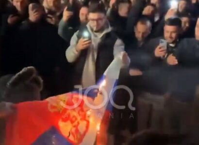 U centru Tirane zapaljena srpska trobojka (VIDEO)