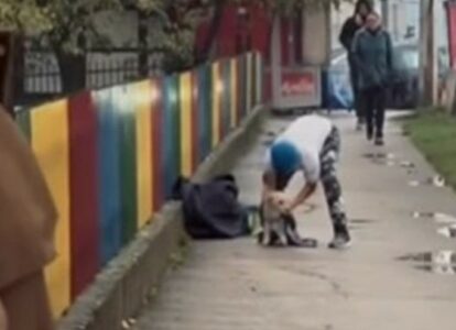 Mali Lazar održao lekciju svima: Dječak skinuo duks i jaknu kako bi ugrijao štene sa ulice (VIDEO)