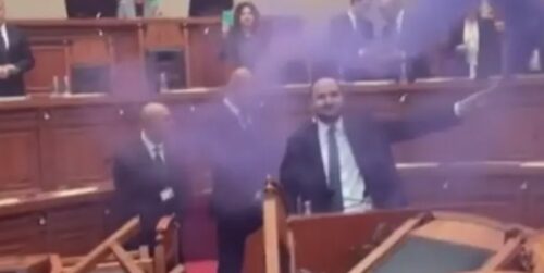 HAOS U ALBANIJI Opozicija prevrnula stolice i aktivirala dimnu bombu (VIDEO)