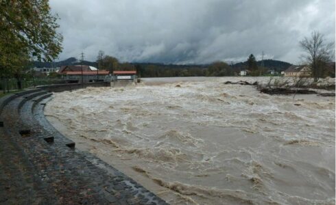 STIŽE NAJAVLJENO NEVRIJEME „Potop“ u Sloveniji, palo 200 litara kiše po metru kvadratnom