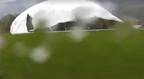 Veliko olujno nevrijeme uništilo balon na fudbalskom terenu FK Igman