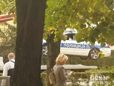 Pauk „digao“ policijsko vozilo u Banjaluci, prolaznici u čudu (FOTO)