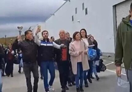 „TUŽNO PLAČEM, KUĆU OSTAVLJAM“ Radnici dobili otkaz, pa fabriku napustili pjevajući (VIDEO)