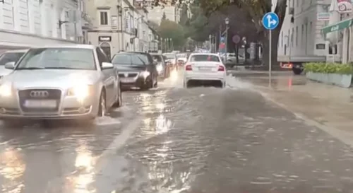 NEVRIJEME POGODILO TREBINJE Kiša potopila ulice, saobraćaj otežan (VIDEO)