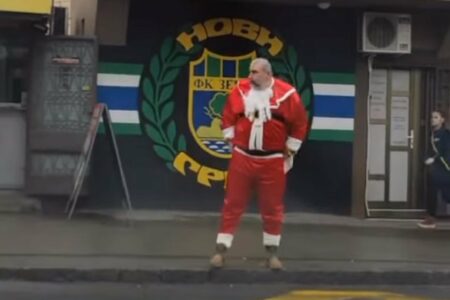 NOVO ZANIMANJE Bivši zadrugar šeta ulicom obučen kao Djeda Mraz (VIDEO)