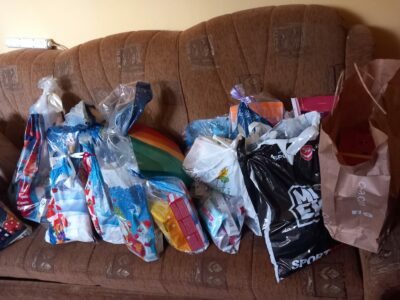 HUMANOST NA DJELU Učenici šestog razreda iz Banjaluke priključili se akciji Gordane Pejčinović i kupili paketiće: „Naše malo je nekome mnogo“ (FOTO)