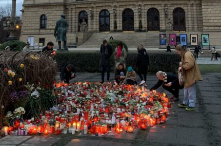 CRNE ZASTAVE NA POLA KOPLJA AloOnline u Pragu: Rijeka ljudi pali svijeće tragično stradalim studentima (FOTO/VIDEO)