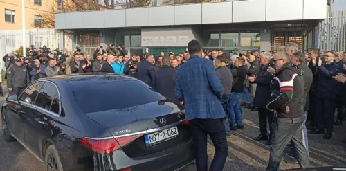 Milorad Dodik dočekan aplauzom ispred Suda BiH (FOTO/VIDEO)