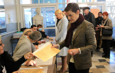 Premijerka Ana Brnabić glasala u Beogradu (FOTO)