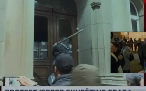 MUP Srbije privodi lica koja su pokušala nasilno da upadnu u beogradsku Skupštinu (VIDEO)