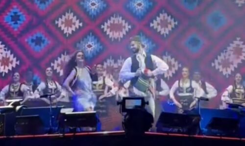 Milica Pavlović zaigrala kolo na bini: Pjevačica oduševila sve prisutne (VIDEO)
