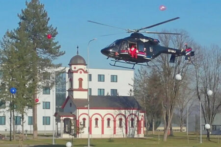 STIGLI PAKETIĆI ZA MALIŠANE Policijski helikopter dovezao Djeda Mraza u Zalužane