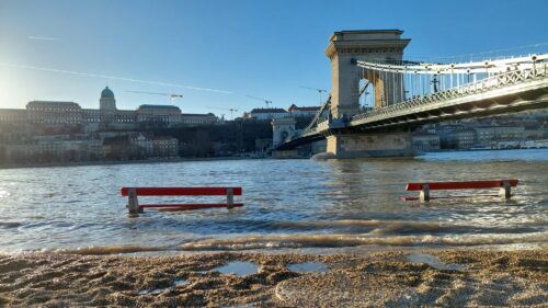 (FOTO) UZBUNA U MAĐARSKOJ Izlio se Dunav u Budimpešti: Prijeti opasnost od poplava