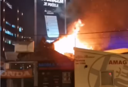 Gori auto servis, vatra se proširila i na zgradu (VIDEO)