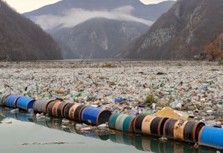 Plutajuća deponija kod Višegrada: Evo kako se izvlači gomila otpada iz Drinskog jezera (VIDEO)