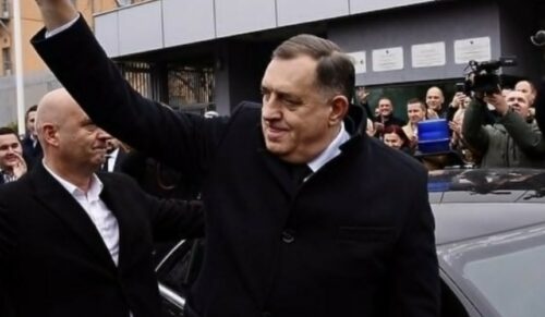 „IZ SARAJEVA S LJUBAVLJU“ Gorica Dodik objavila očevu sliku ispred Suda BiH, pa pokrenula raspravu (FOTO)